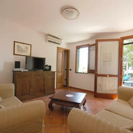 Sleeps 4 Pool Air Con Wifi Vila